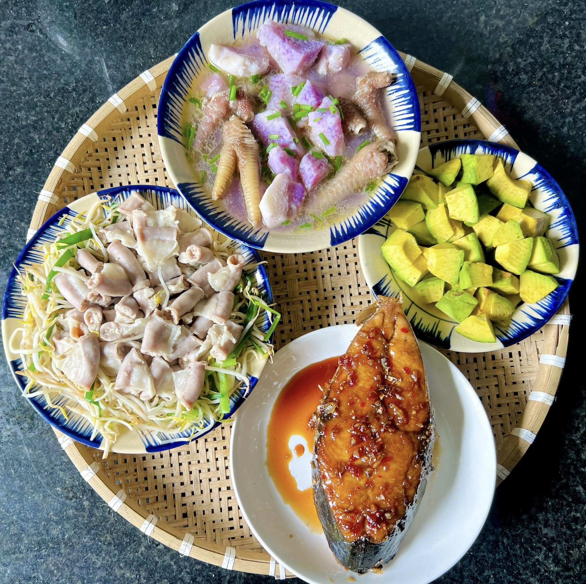 Cả tháng không cần nghĩ thực đơn, cơm nhà luôn ngon miệng và đủ chất 6 Cá thu sốt - Bơ - Chân gà nấu khoai mỡ - Lòng chần giá