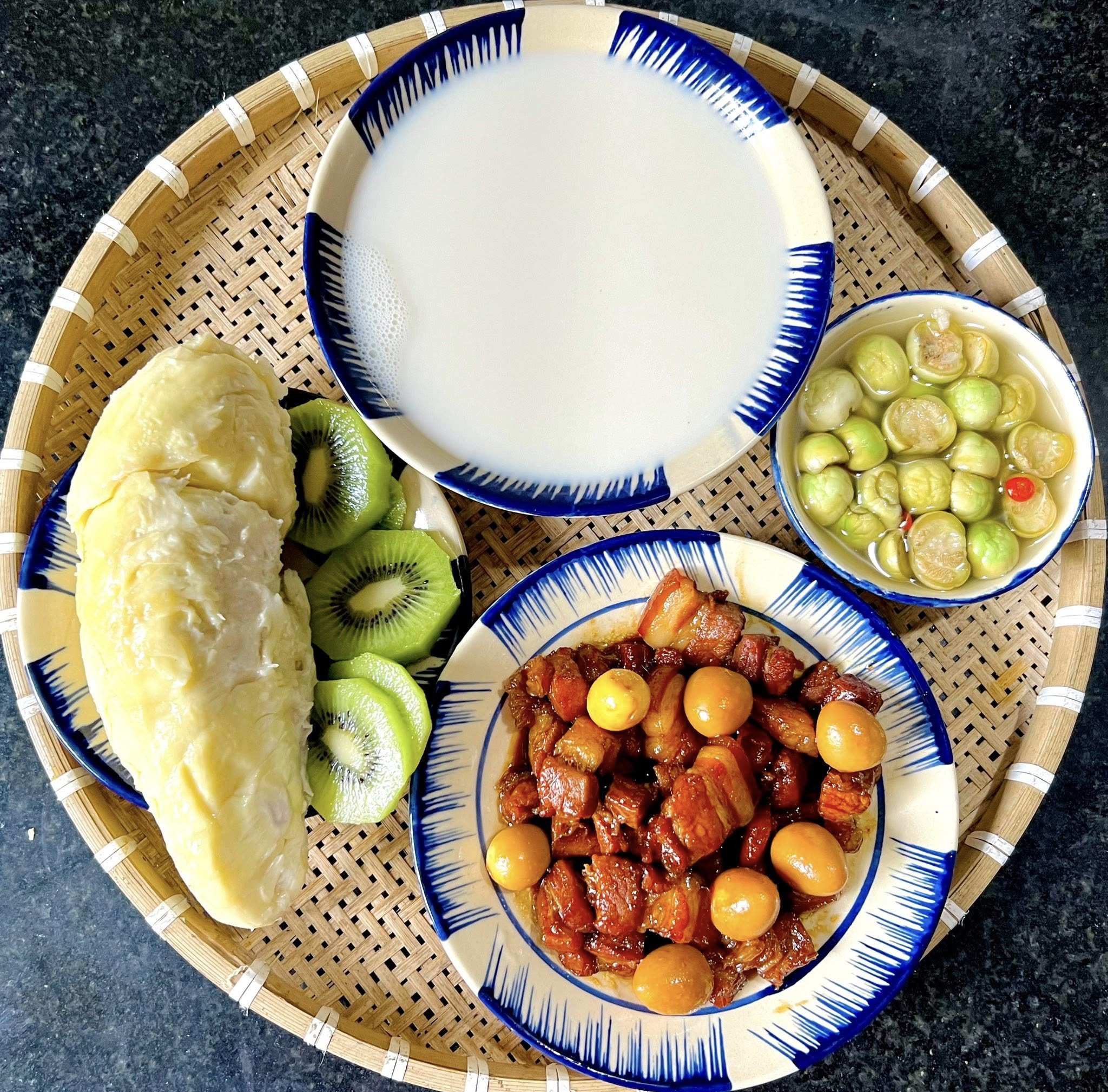 Cả tháng không cần nghĩ thực đơn, cơm nhà luôn ngon miệng và đủ chất 9 Thịt kho - Cà muối - Nước đậu - Sầu riêng, kiwi