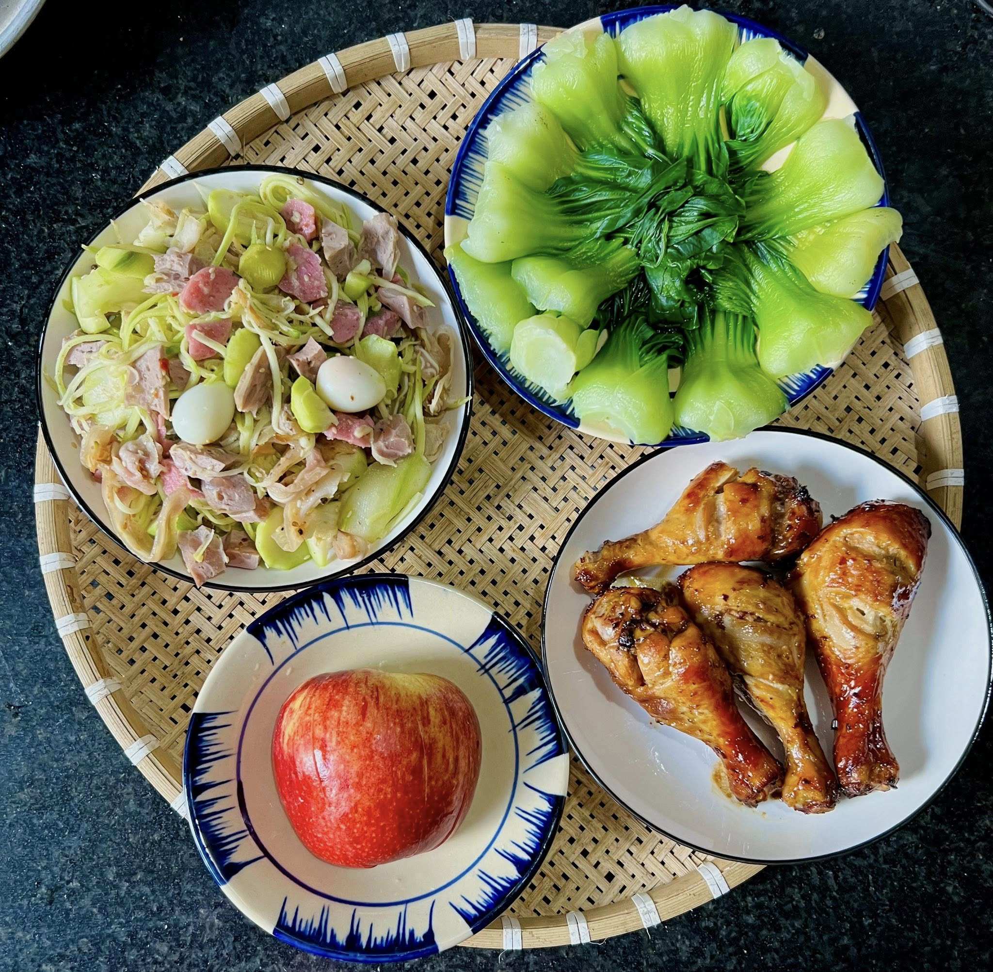 Cả tháng không cần nghĩ thực đơn, cơm nhà luôn ngon miệng và đủ chất 10 Tré trộn - Cải chíp luộc - Táo - Đùi gà nướng