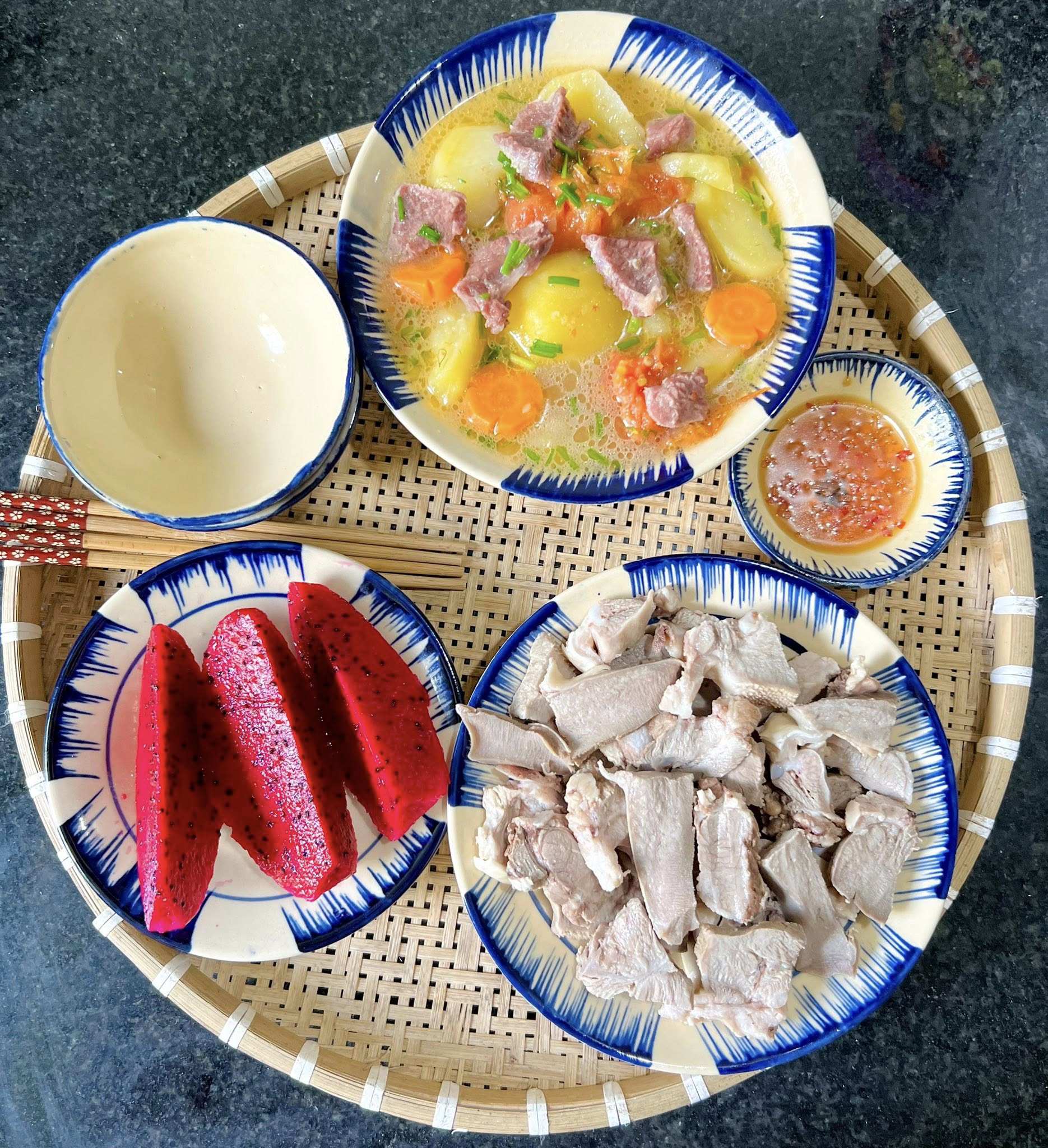 Cả tháng không cần nghĩ thực đơn, cơm nhà luôn ngon miệng và đủ chất 12 Lưỡi luộc - Thanh long đỏ - Canh khoai nấu thịt bò