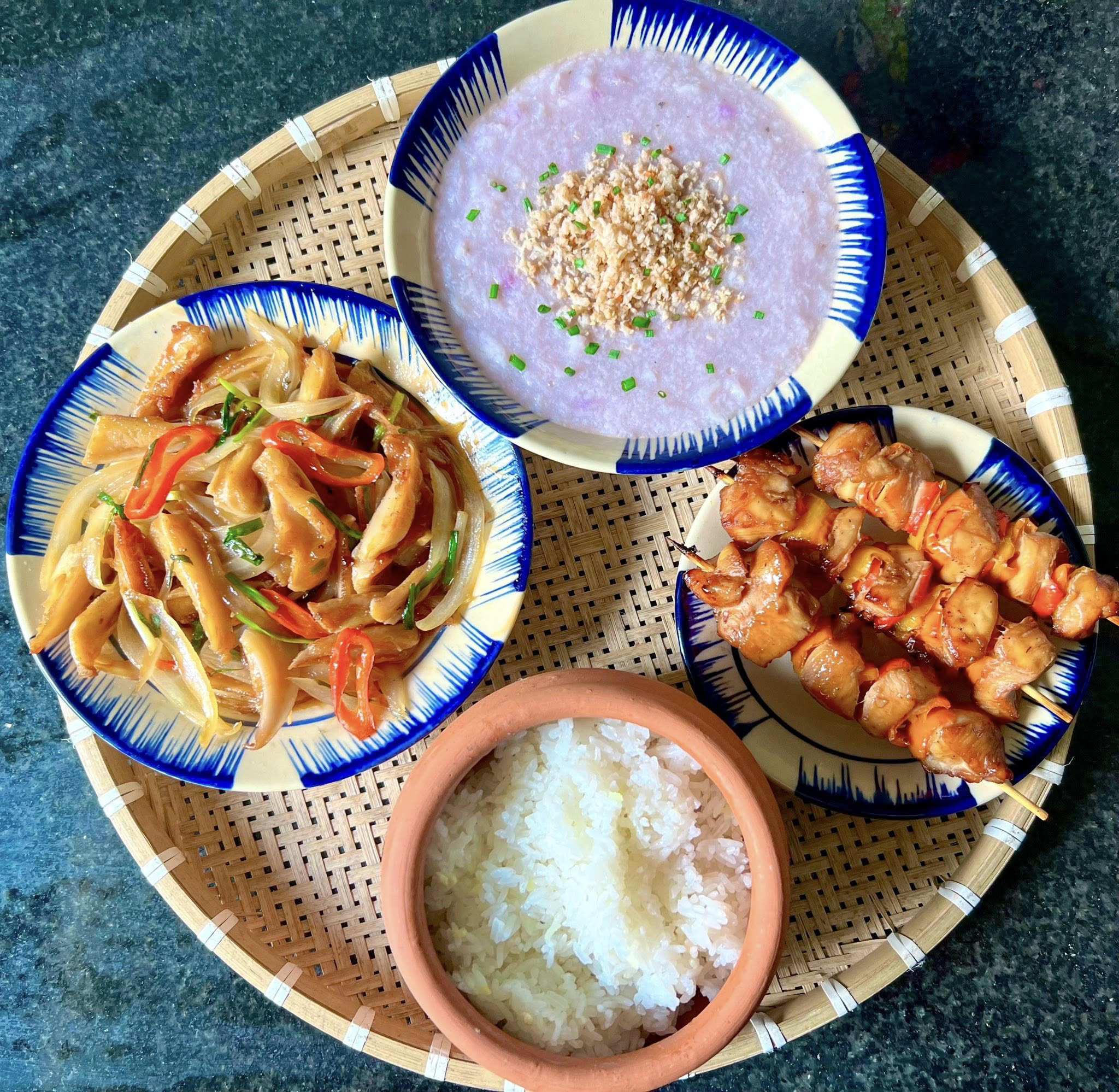 Cả tháng không cần nghĩ thực đơn, cơm nhà luôn ngon miệng và đủ chất 11 Sụn gà xào chua ngọt - Ức gà nướng - Khoai mỡ nấu thịt bằm