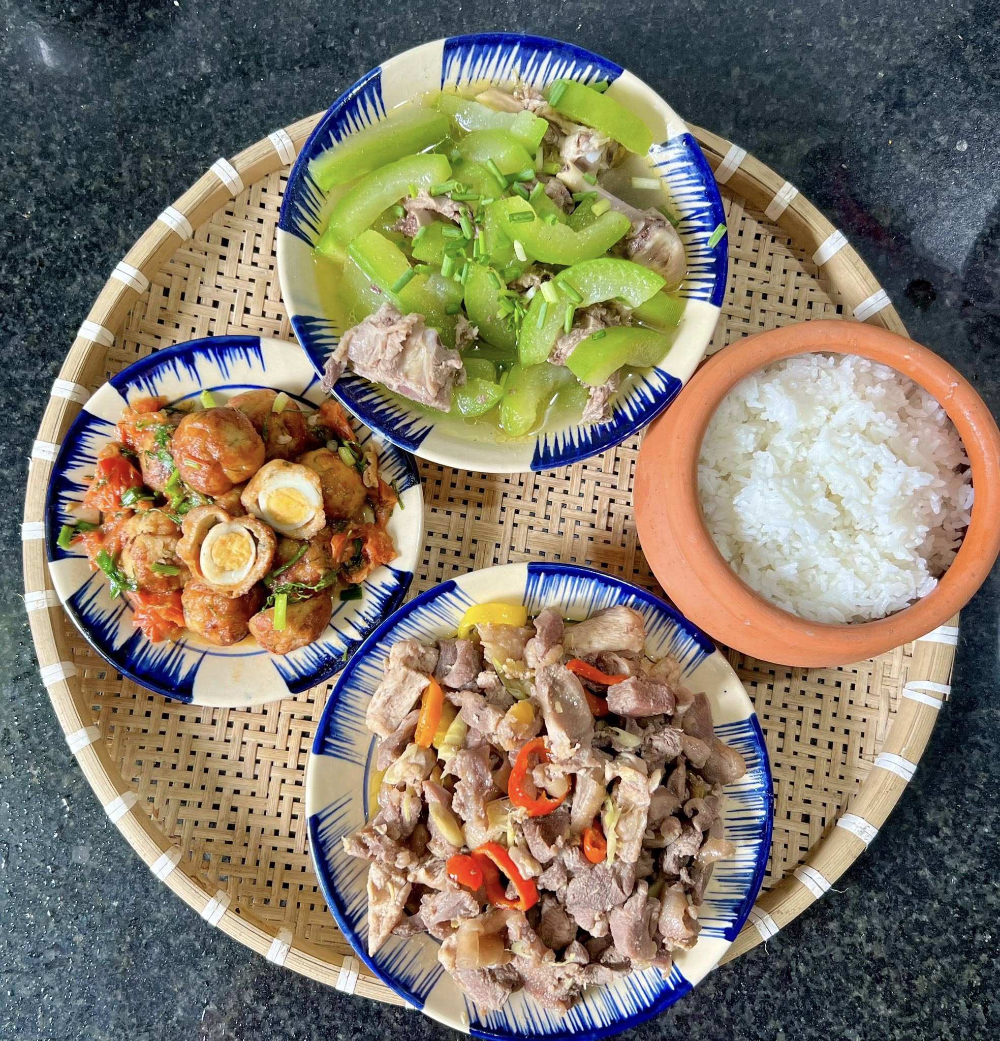 Cả tháng không cần nghĩ thực đơn, cơm nhà luôn ngon miệng và đủ chất 13 Chả cá bọc trứng cút sốt cà chua - Gà xào xả ớt - Bí nấu xương