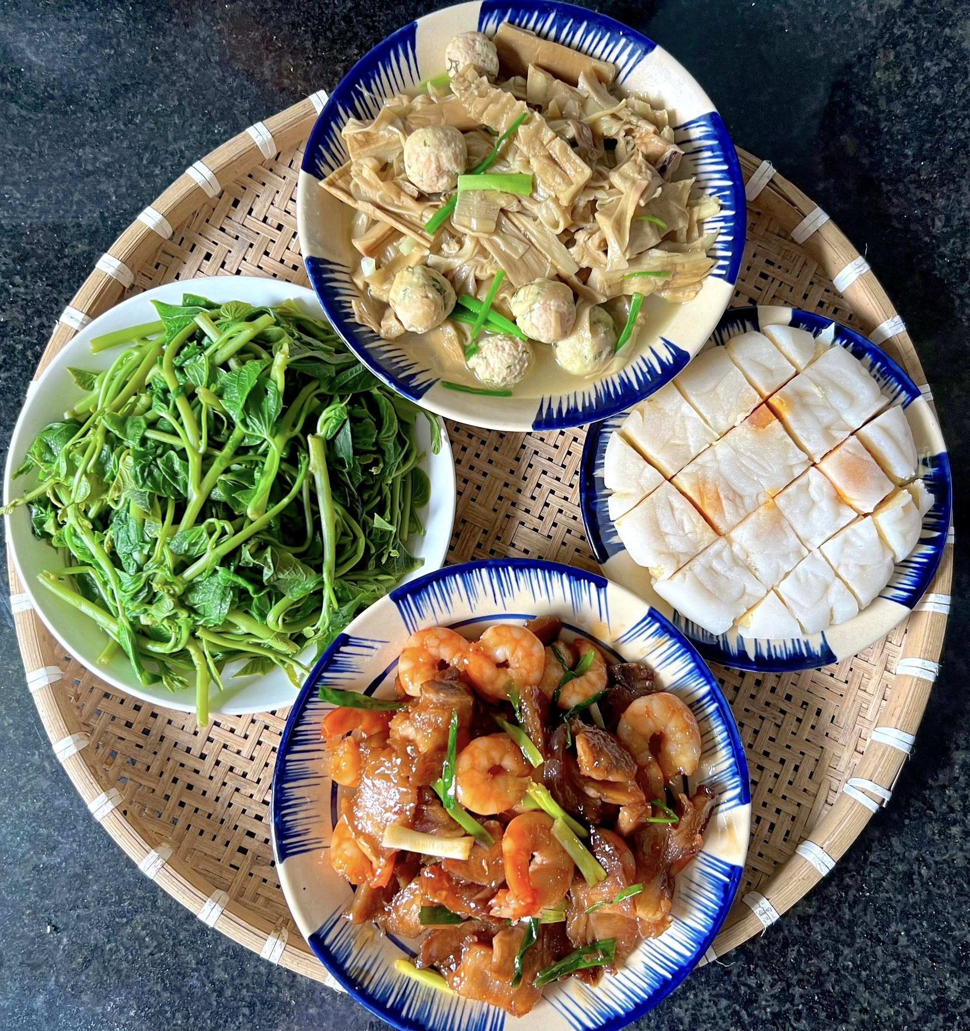 Cả tháng không cần nghĩ thực đơn, cơm nhà luôn ngon miệng và đủ chất 14 Măng nấu mọc - Thịt, tôm rim - Bánh dẻo - Rau lang luộc