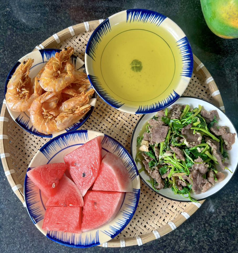 Cả tháng không cần nghĩ thực đơn, cơm nhà luôn ngon miệng và đủ chất 15 Tôm chiên - Dưa hấu - Thịt bò xào rau lang