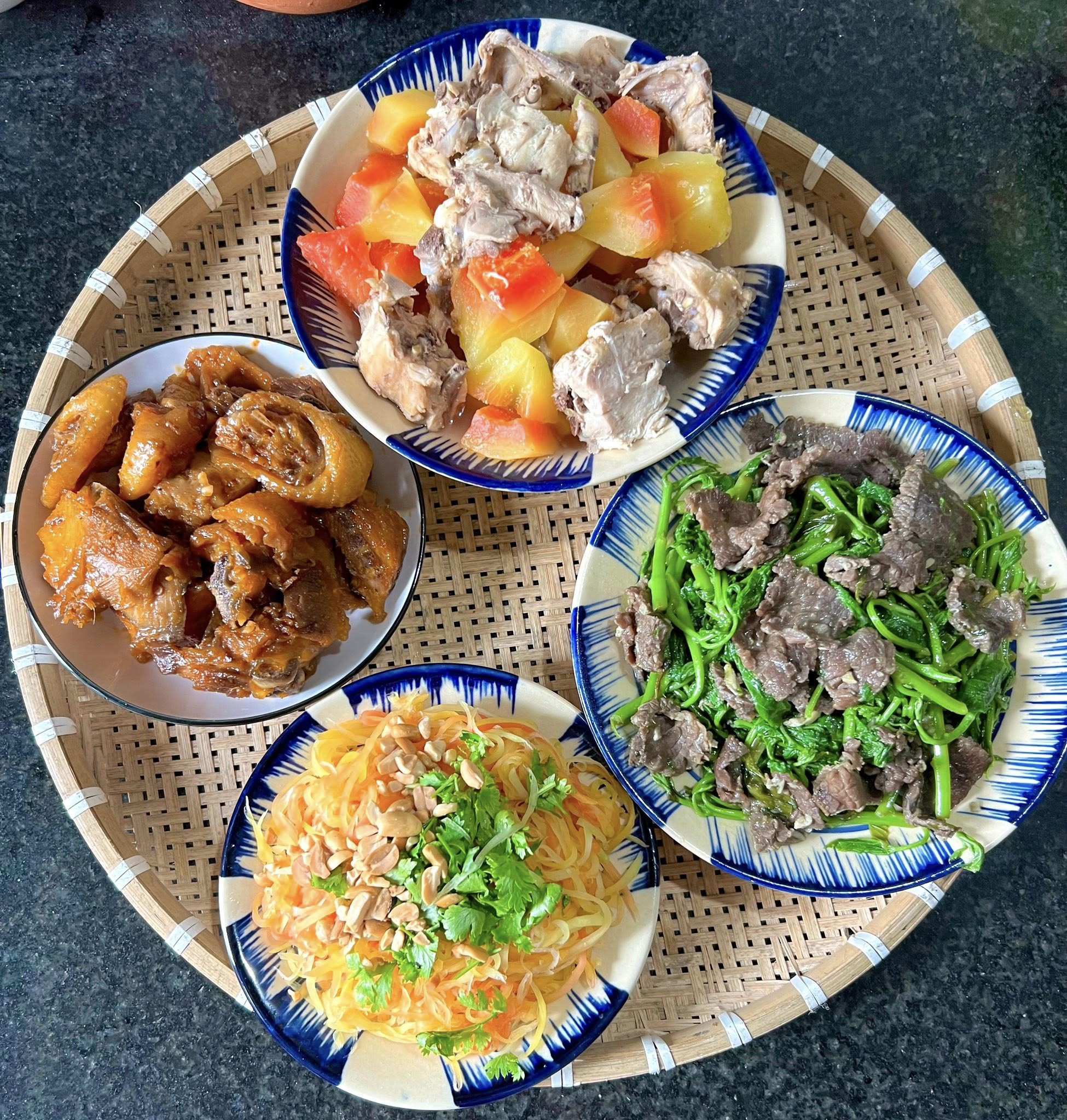 Cả tháng không cần nghĩ thực đơn, cơm nhà luôn ngon miệng và đủ chất 16 Gà chiên mắm - Nộm đu đủ - Thịt bò xào rau lang - Xương nấu đu đủ