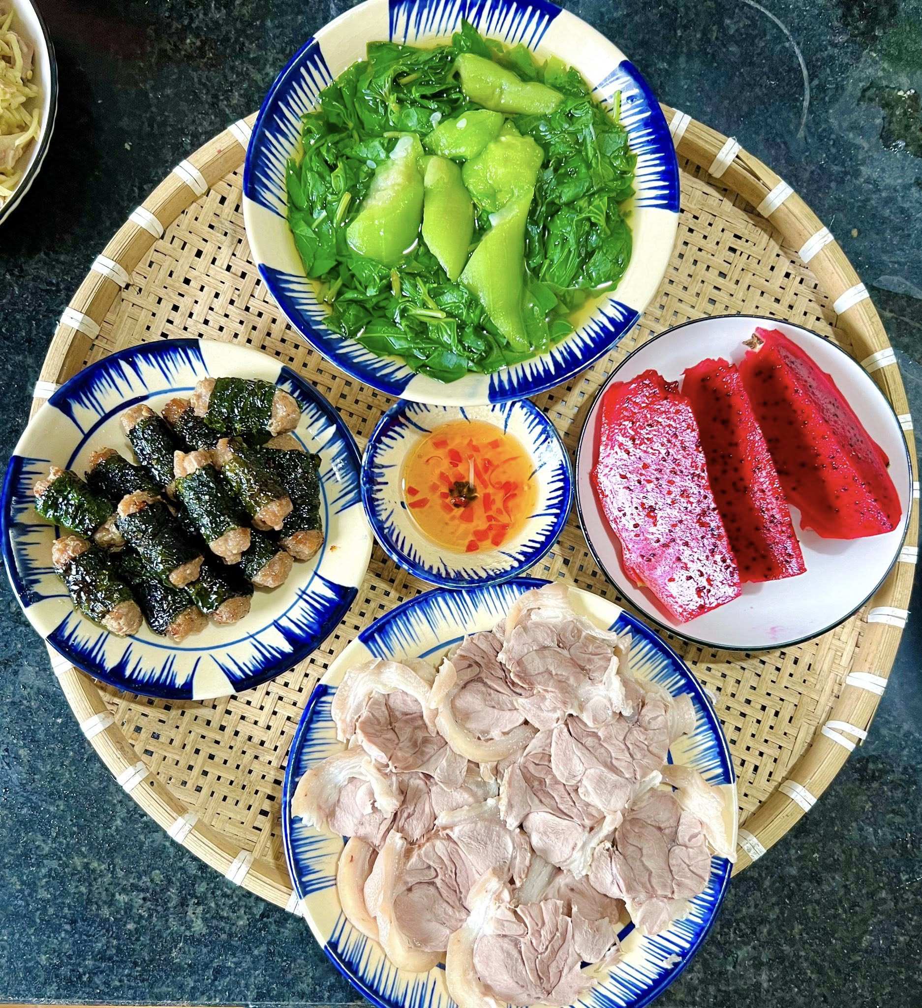 Cả tháng không cần nghĩ thực đơn, cơm nhà luôn ngon miệng và đủ chất 17 Chả lá lốt - Rau lang nấu mướp - Thịt chân giò luộc - Thanh long