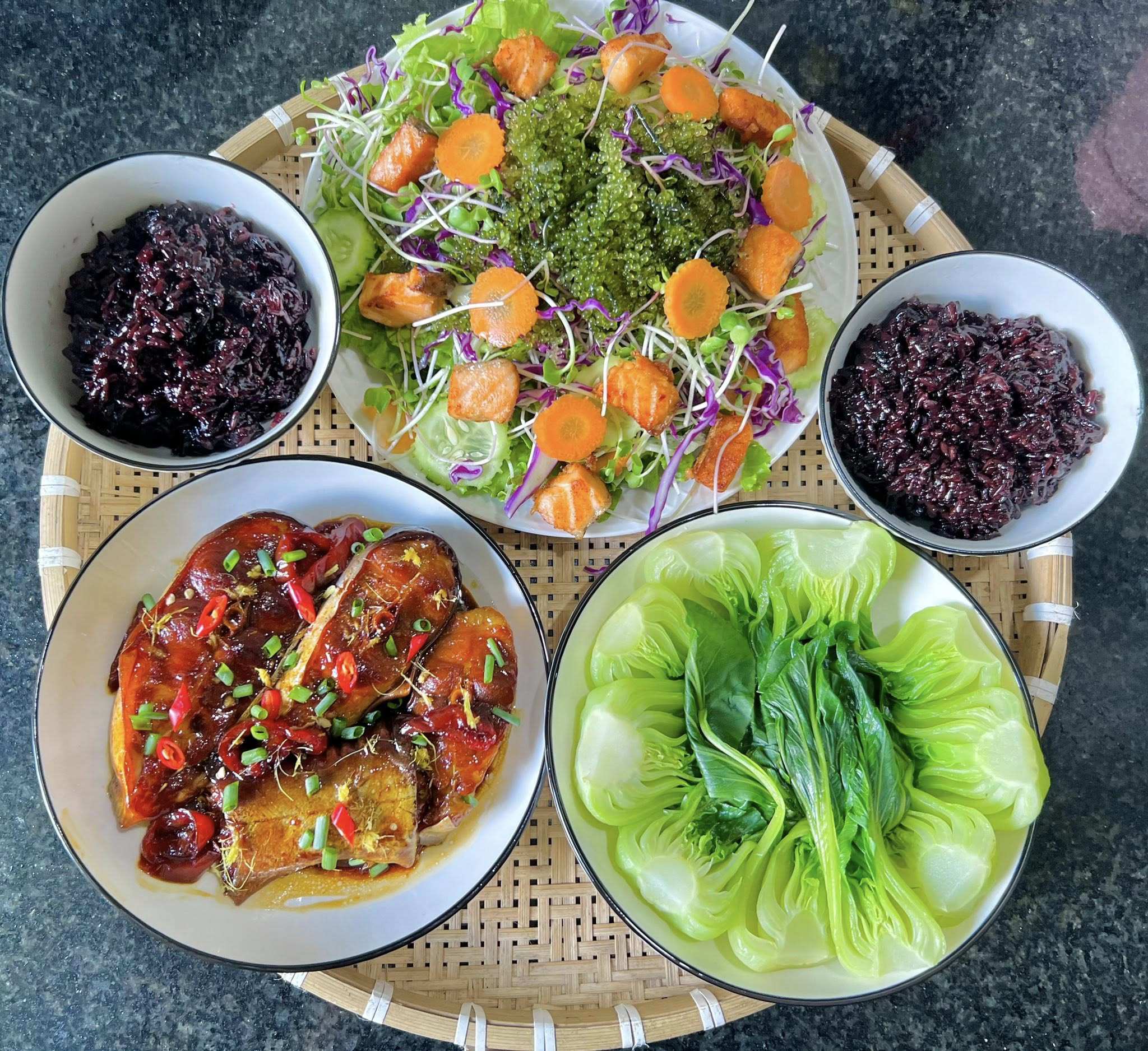 Cả tháng không cần nghĩ thực đơn, cơm nhà luôn ngon miệng và đủ chất 20 Cá ba sa kho - Salad cá hồi - Cải chíp luộc - Cơm gạo lứt