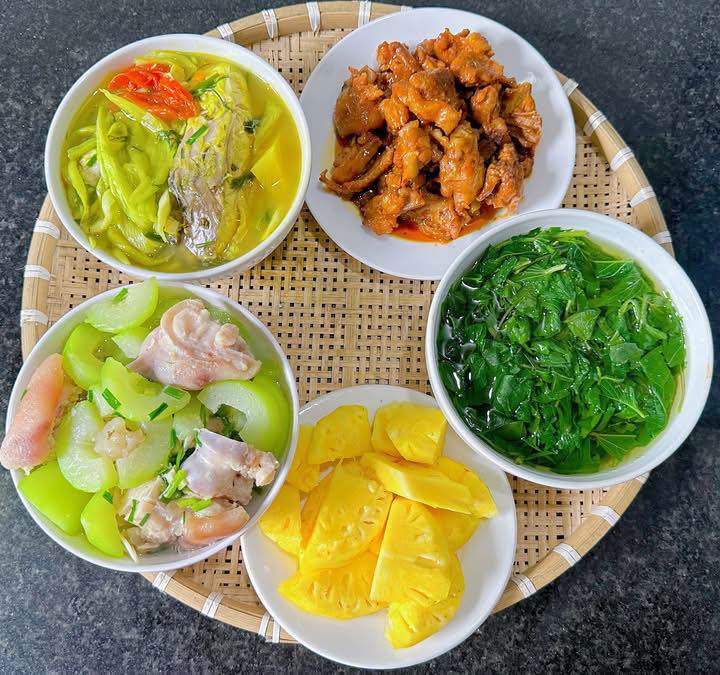 Cả tháng không cần nghĩ thực đơn, cơm nhà luôn ngon miệng và đủ chất 21 Cá nấu dọc mùng - Chân giò nấu đu đủ xanh - Sườn xào chua ngọt - Dứa - Canh rau đay