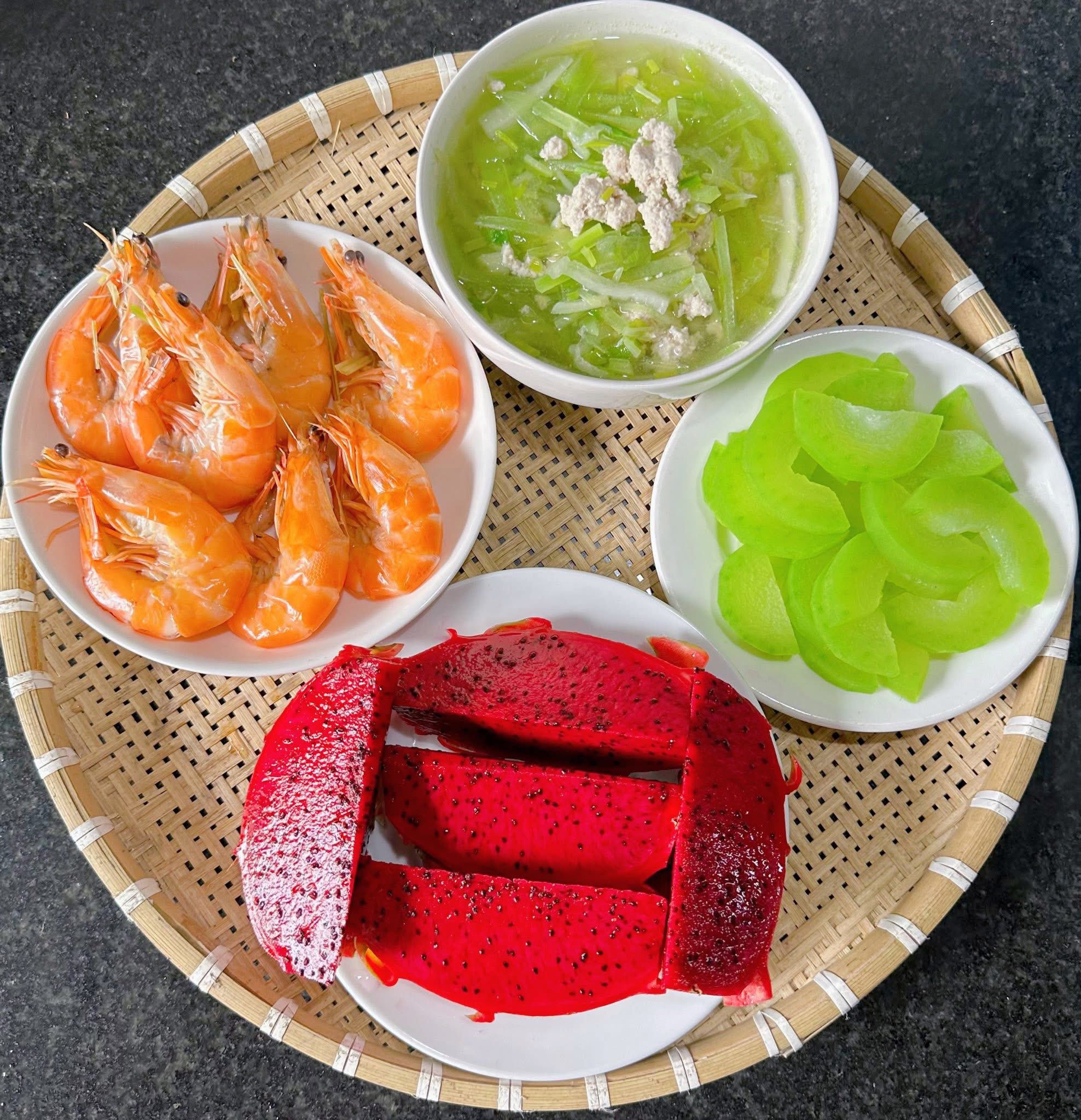 Cả tháng không cần nghĩ thực đơn, cơm nhà luôn ngon miệng và đủ chất 22 Thịt băm nấu bí - Tôm hấp - Bí luộc - Thanh long đỏ