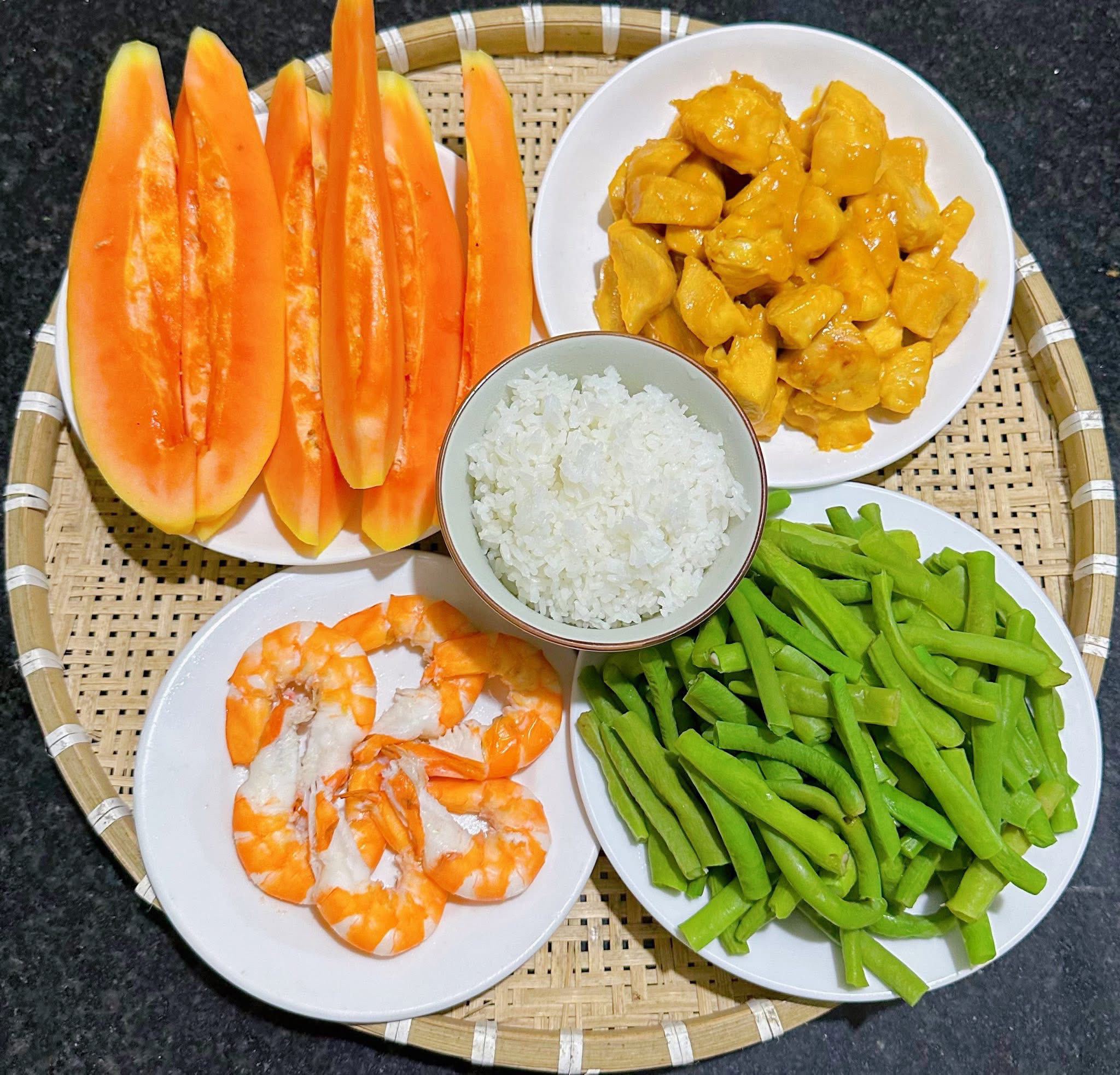 Cả tháng không cần nghĩ thực đơn, cơm nhà luôn ngon miệng và đủ chất 23 Tôm hấp - Đu đủ - Ức gà sốt phomai - Đỗ luộc