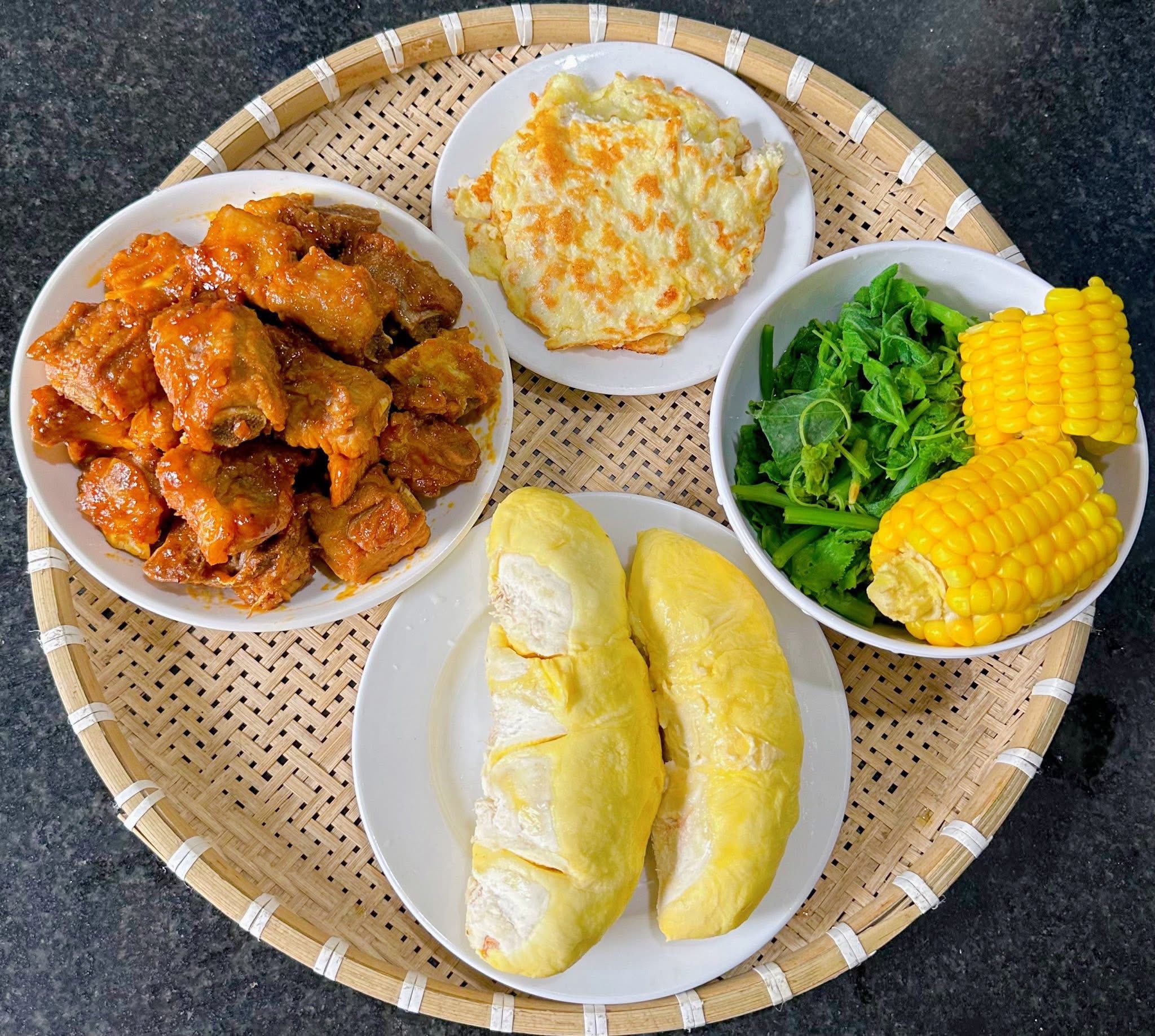 Cả tháng không cần nghĩ thực đơn, cơm nhà luôn ngon miệng và đủ chất 24 Sườn xào chua ngọt - Trứng đúc thịt - Rau bí, ngô luộc - Sầu riêng