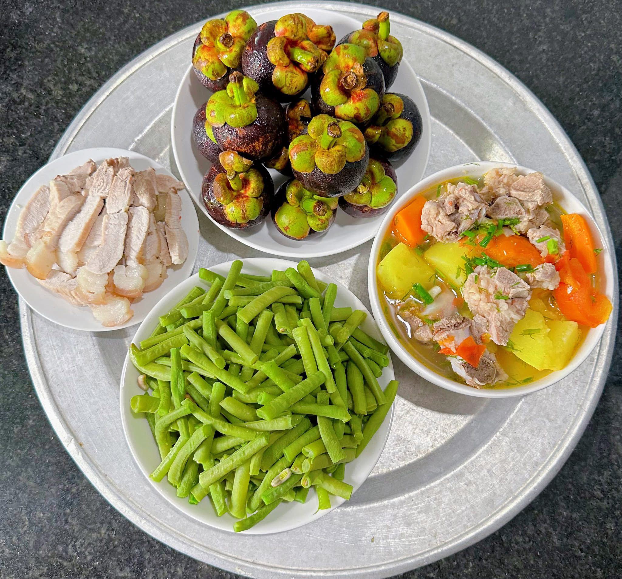 Cả tháng không cần nghĩ thực đơn, cơm nhà luôn ngon miệng và đủ chất 25 Đỗ luộc - Khoai nấu xương - Thịt luộc - Măng cụt