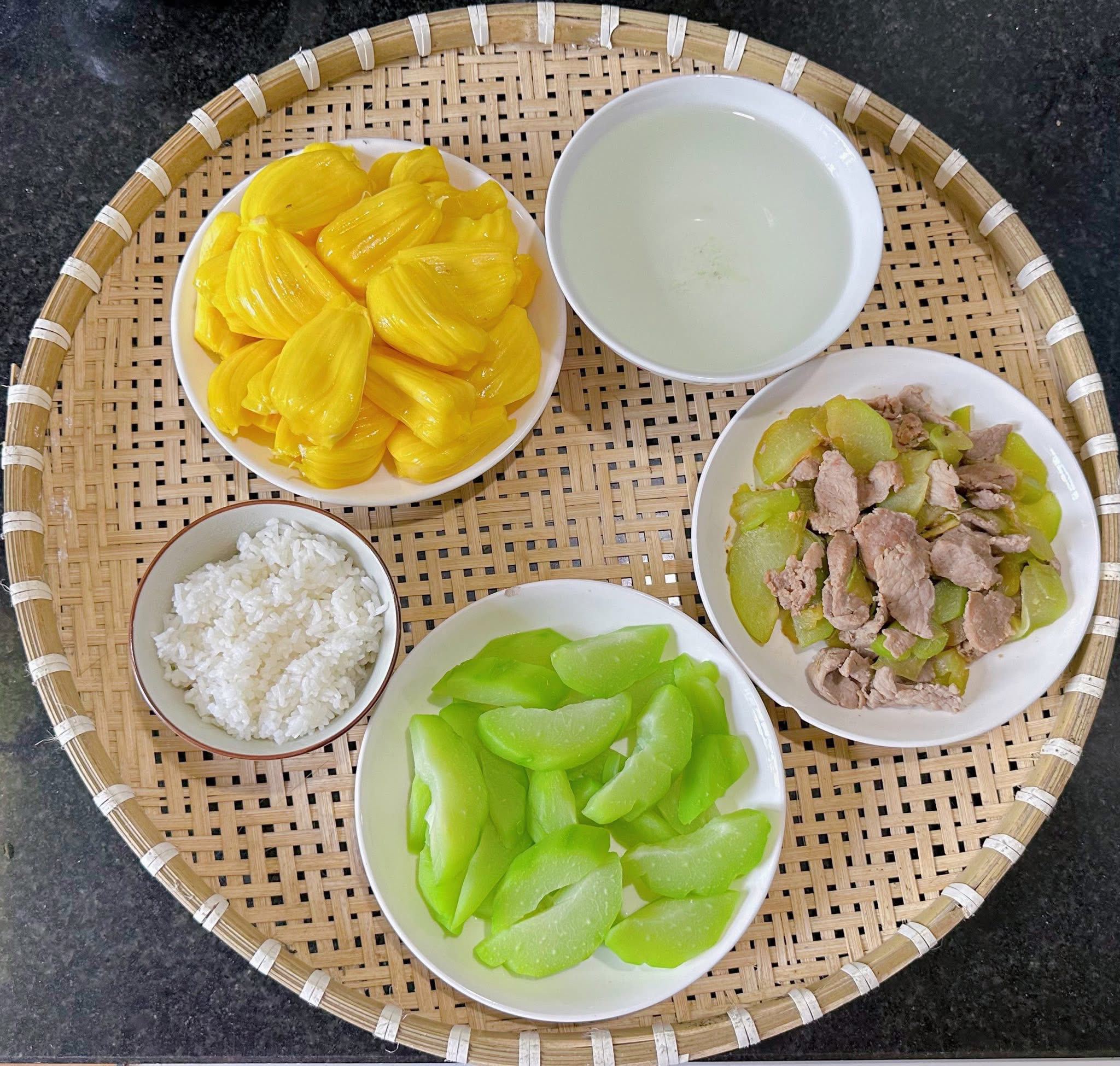 Cả tháng không cần nghĩ thực đơn, cơm nhà luôn ngon miệng và đủ chất 26 Thịt bò xào su su - Mít - Su su luộc