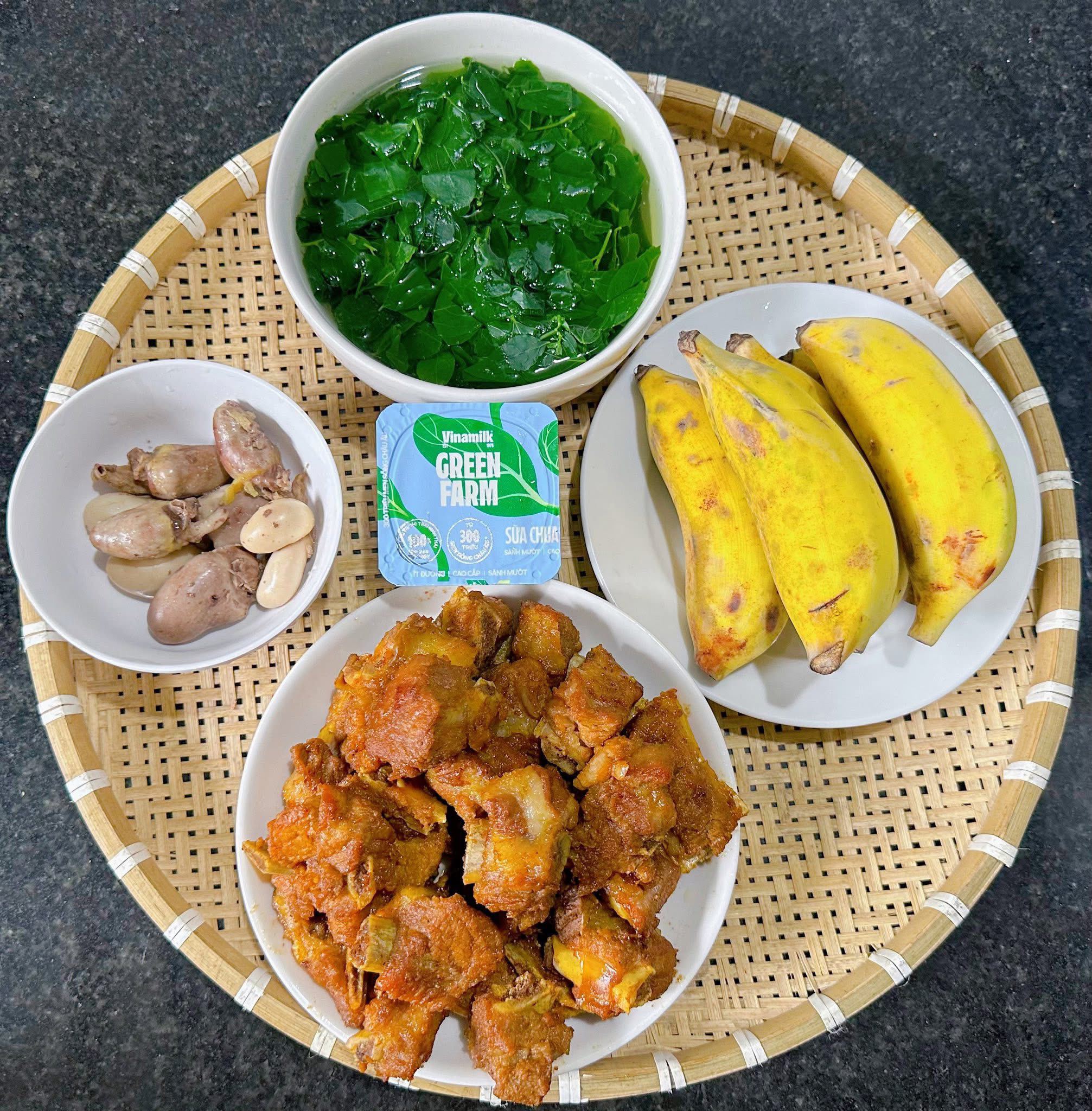 Cả tháng không cần nghĩ thực đơn, cơm nhà luôn ngon miệng và đủ chất 27 Sườn xào chua ngọt - Tim gà hấp - Rau ngót luộc - Chuối, sữa chua