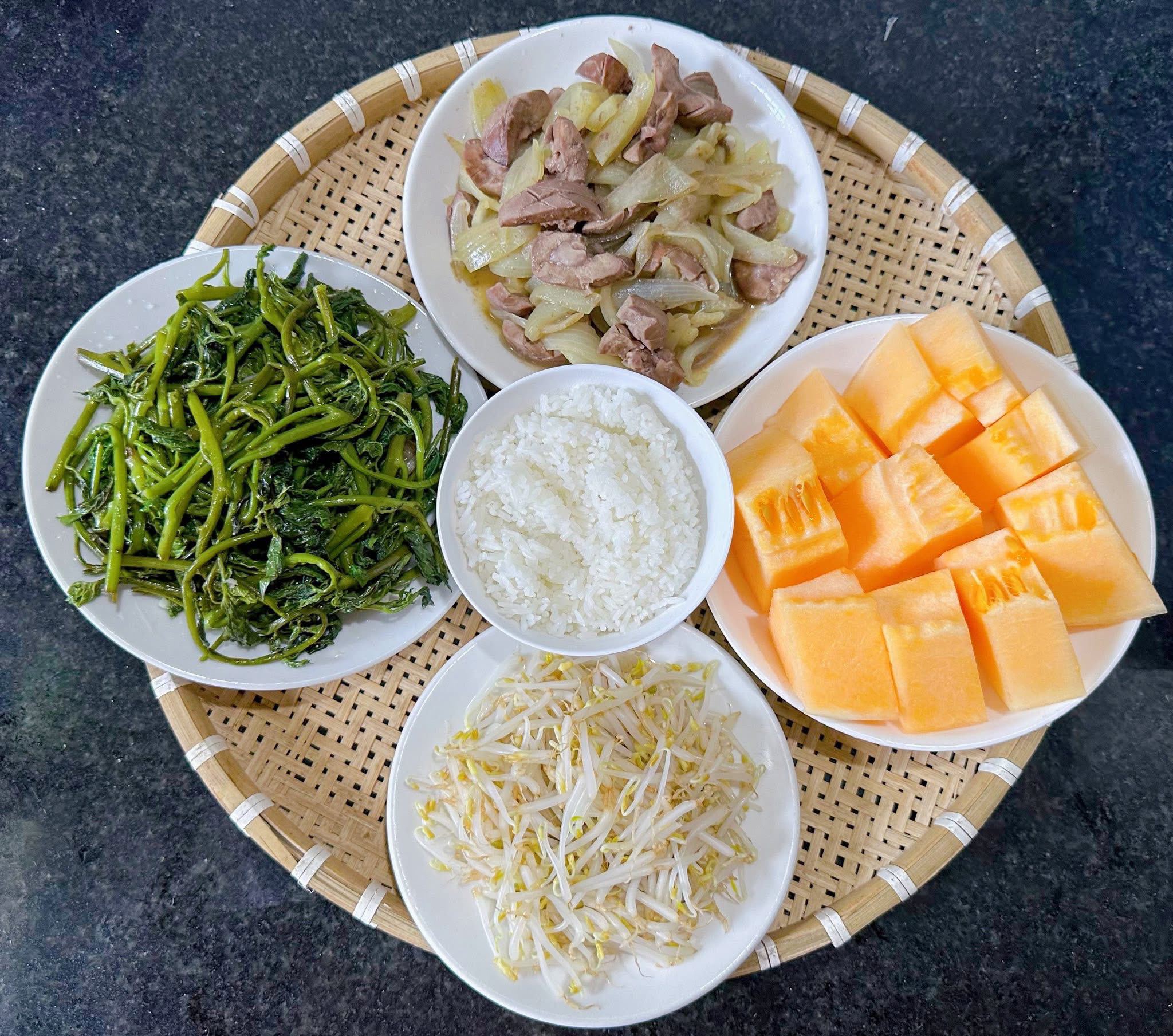 Cả tháng không cần nghĩ thực đơn, cơm nhà luôn ngon miệng và đủ chất 28 Cật xào hành tây - Giá luộc - Rau lang xào - Dưa vàng