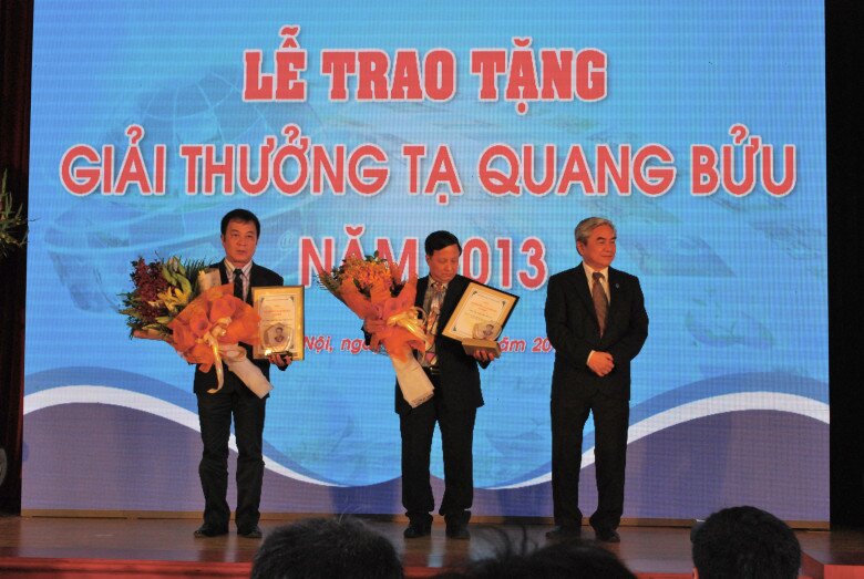 "Hổ phụ sinh hổ tử", MC VTV từng là Thủ khoa khoe bố ruột là Giáo sư - Tiến sĩ, Nhà giáo nhân dân đáng kính 5 Vị Tiến sĩ từng nhận nhiều giải thưởng cao quý.