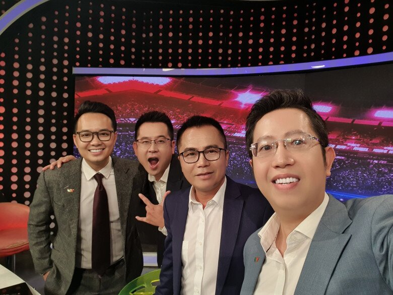 "Hổ phụ sinh hổ tử", MC VTV từng là Thủ khoa khoe bố ruột là Giáo sư - Tiến sĩ, Nhà giáo nhân dân đáng kính 9 Cơ duyên bất ngờ đã khiến Việt Khuê rẽ lối làm MC truyền hình.