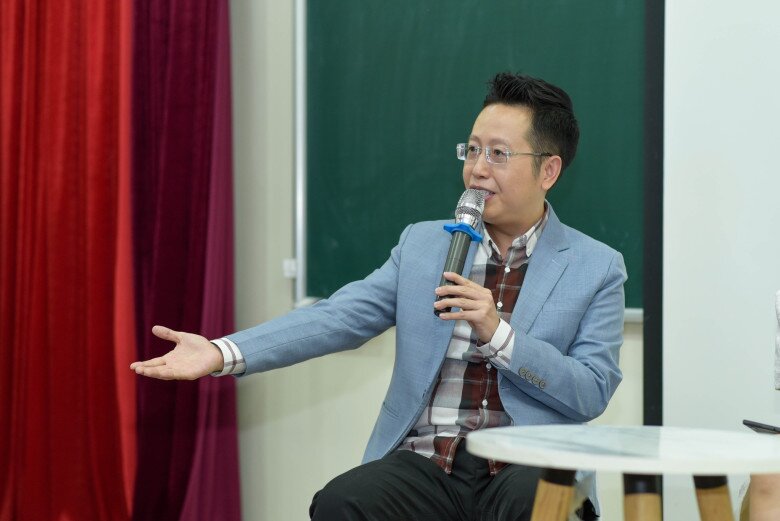 "Hổ phụ sinh hổ tử", MC VTV từng là Thủ khoa khoe bố ruột là Giáo sư - Tiến sĩ, Nhà giáo nhân dân đáng kính 11 Ngoài làm MC, Việt Khuê còn là thầy dạy Toán.