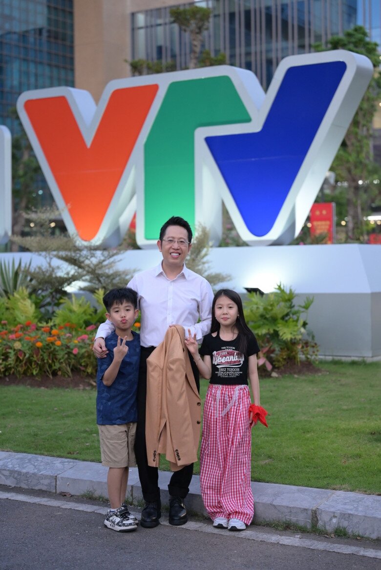 "Hổ phụ sinh hổ tử", MC VTV từng là Thủ khoa khoe bố ruột là Giáo sư - Tiến sĩ, Nhà giáo nhân dân đáng kính 15 Truyền thống Toán học vẫn được tiếp nối trong gia đình nam MC.