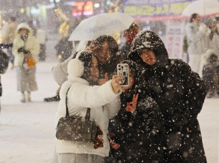 Tuyết đầu mùa phủ trắng Seoul - 3