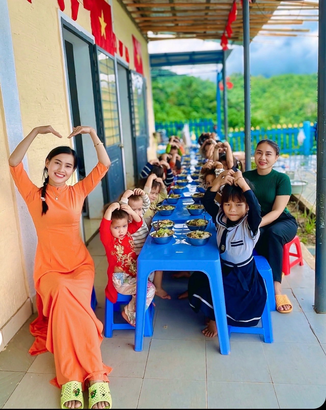 Cô giáo Tắk Pổ Trà Thị Thu nói về lý do chọn ở lại núi rừng 4 Trà Thị Thu - Ảnh 4.