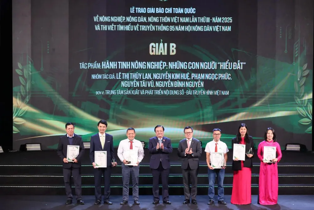 Báo Pháp Luật TP. HCM đoạt giải B Giải báo chí toàn quốc về nông nghiệp, nông dân, nông thôn Việt Nam lần thứ III với tác phẩm "Tiếng kêu ai oán giữa rừng xanh". giải B .jpg