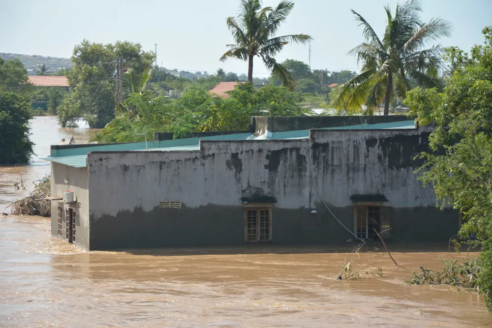 Nước đã rút khoảng 1 m nhưng một số căn nhà dọc sông Cái vẫn còn ngập sâu. lđ 2.jpg