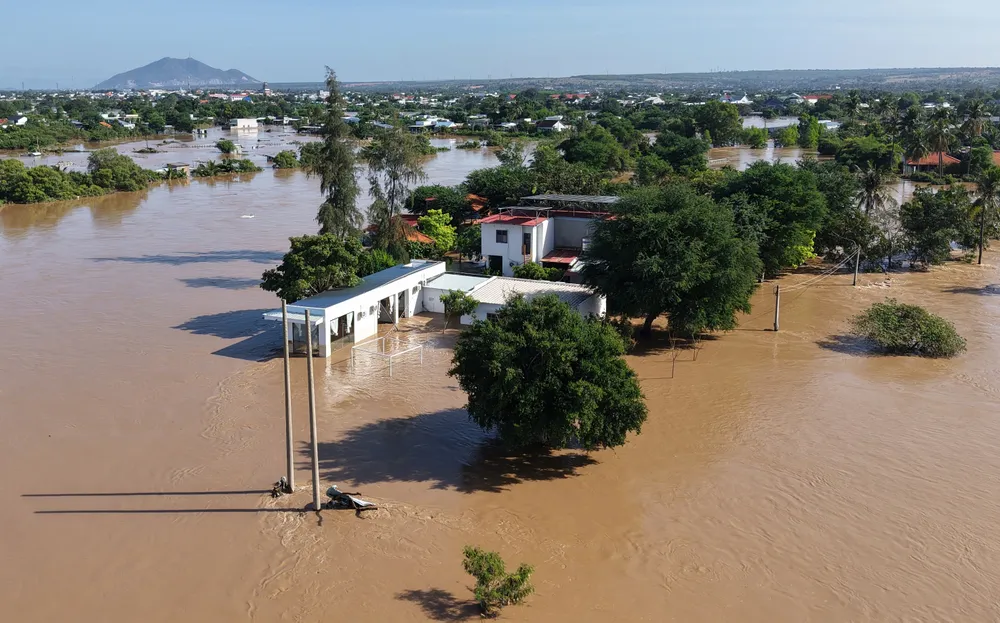 Nhiều khu vực thuộc phường Hàm Thắng vẫn bị cô lập vào trưa 5-12. lđ.jpg