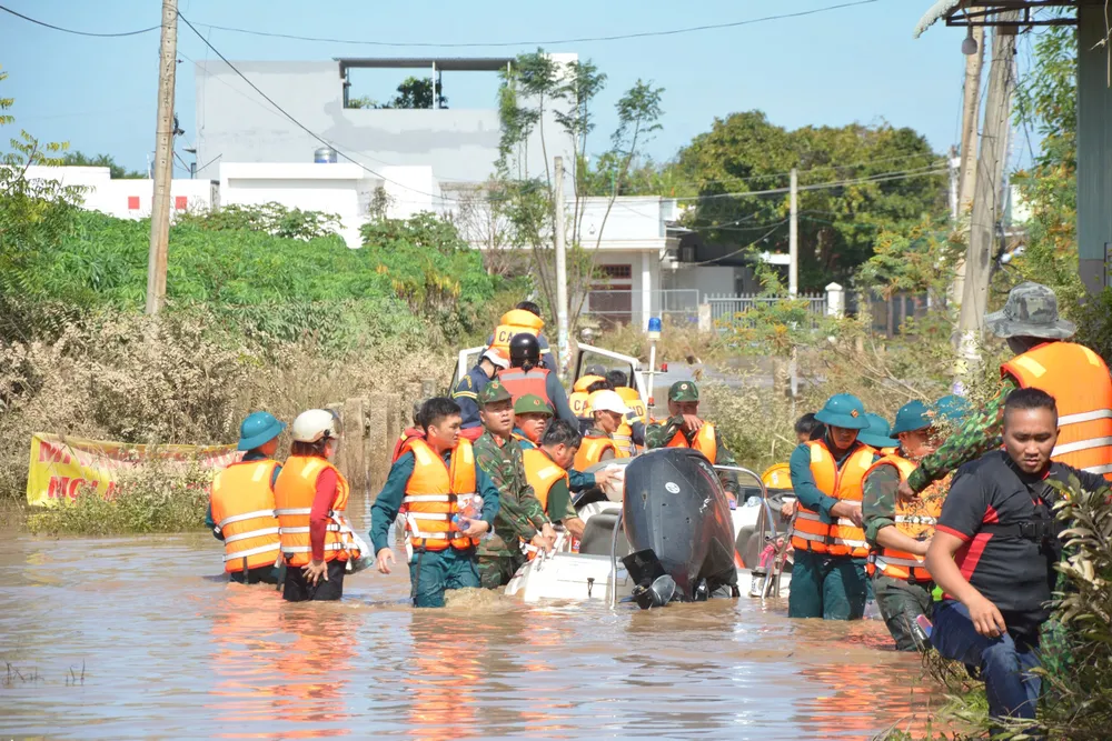 Lực lượng chức năng tổ chức tiếp tế lương thực cho các hộ bị cô lập. lđ 4.jpg