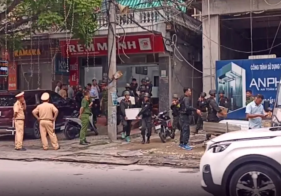 Công an đã chuyển nhiều thùng tài liệu lên xe công vụ và chở đi, kết thúc khám xét địa điểm tại phường Trường Thi. Ảnh: ĐẶNG TRUNG Bộ Công an - 1.jpg