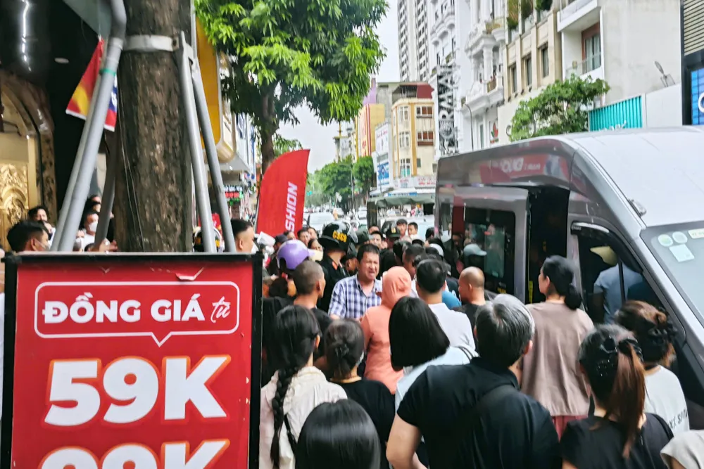 Có rất nhiều người dân hiếu kỳ theo dõi quá trình khám xét tại biệt thự của Tuấn "thần đèn" trên phố Lê Hoàn, sáng 26-5. Ảnh: ĐẶNG TRUNG Có rất nhiều người dân hiếu kỳ theo dõi quá trình khám xét tại dinh thự của Tuấn 'thần đèn' trên phố Lê Hoàn sáng 26-5. Ảnh: ĐẶNG TRUNG