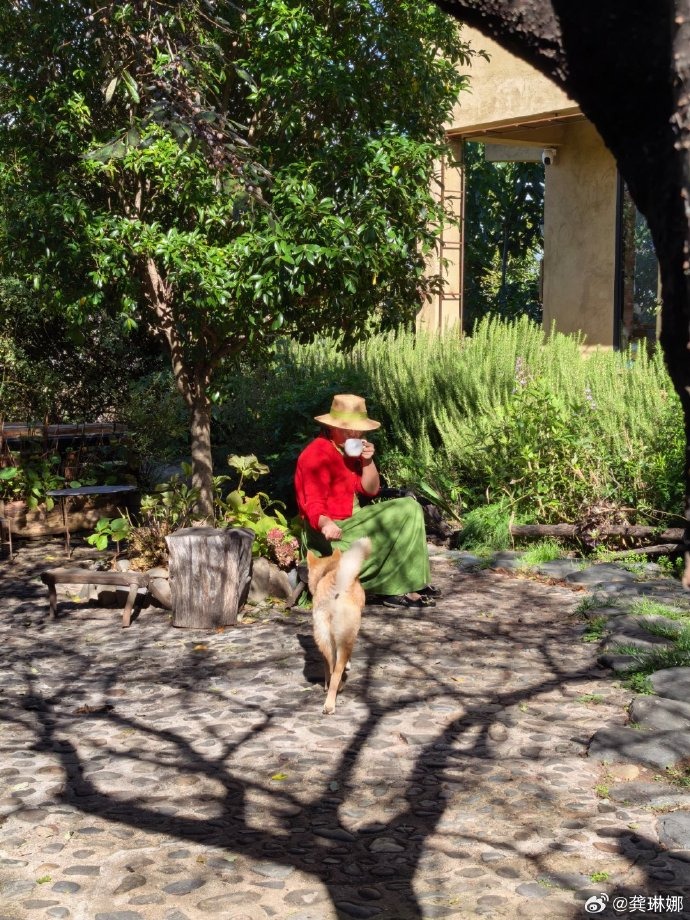 Chị em thân thiết của Chi Pu bị chồng nhạc sĩ Chị em thân thiết của Chi Pu bị chồng nhạc sĩ