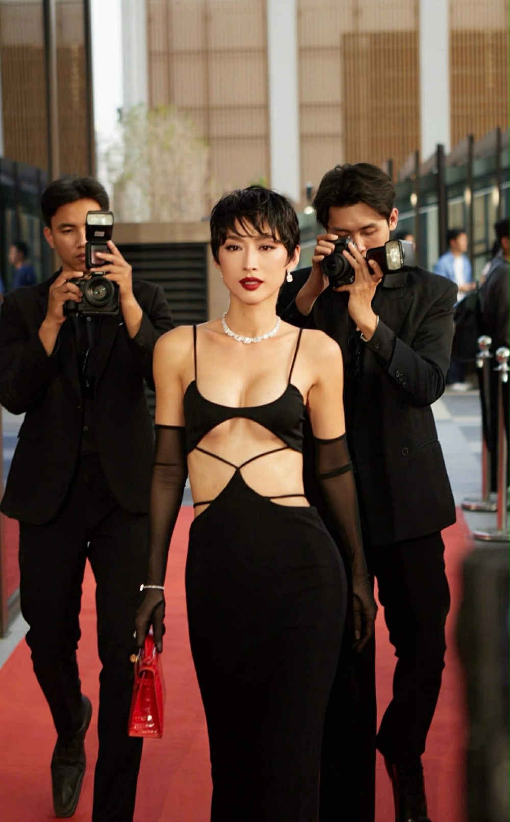 Quỳnh Thy hoá nàng thơ bí ẩn giữa rừng người đẹp tại show Đỗ Long 2 1765021039 287 Quynh Thy hoa nang tho bi an giua rung nguoi