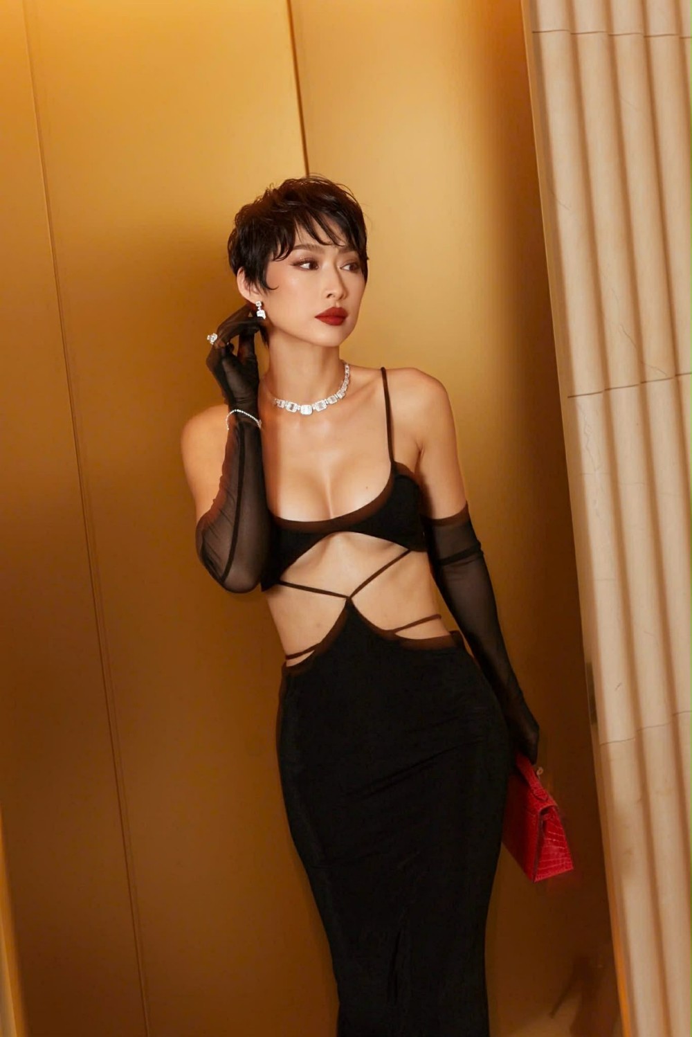 Quỳnh Thy hoá nàng thơ bí ẩn giữa rừng người đẹp tại show Đỗ Long 4 1765021041 68 Quynh Thy hoa nang tho bi an giua rung nguoi