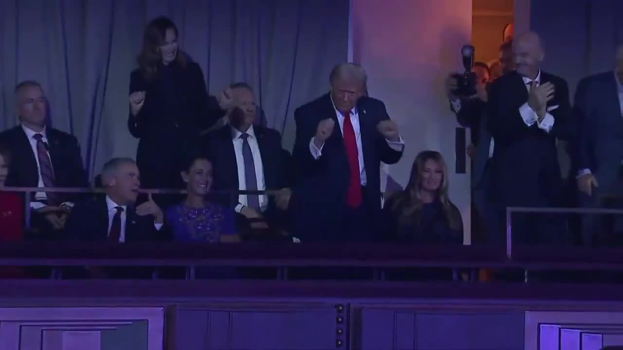 Ông Trump nhún nhảy theo bản hit Y.M.C.A