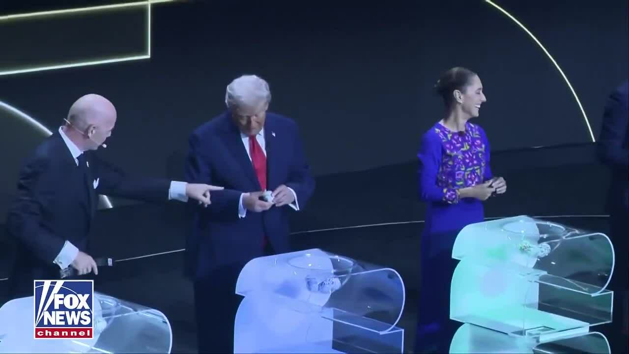 Chủ tịch FIFA hướng dẫn ông Trump trong lễ bốc thăm