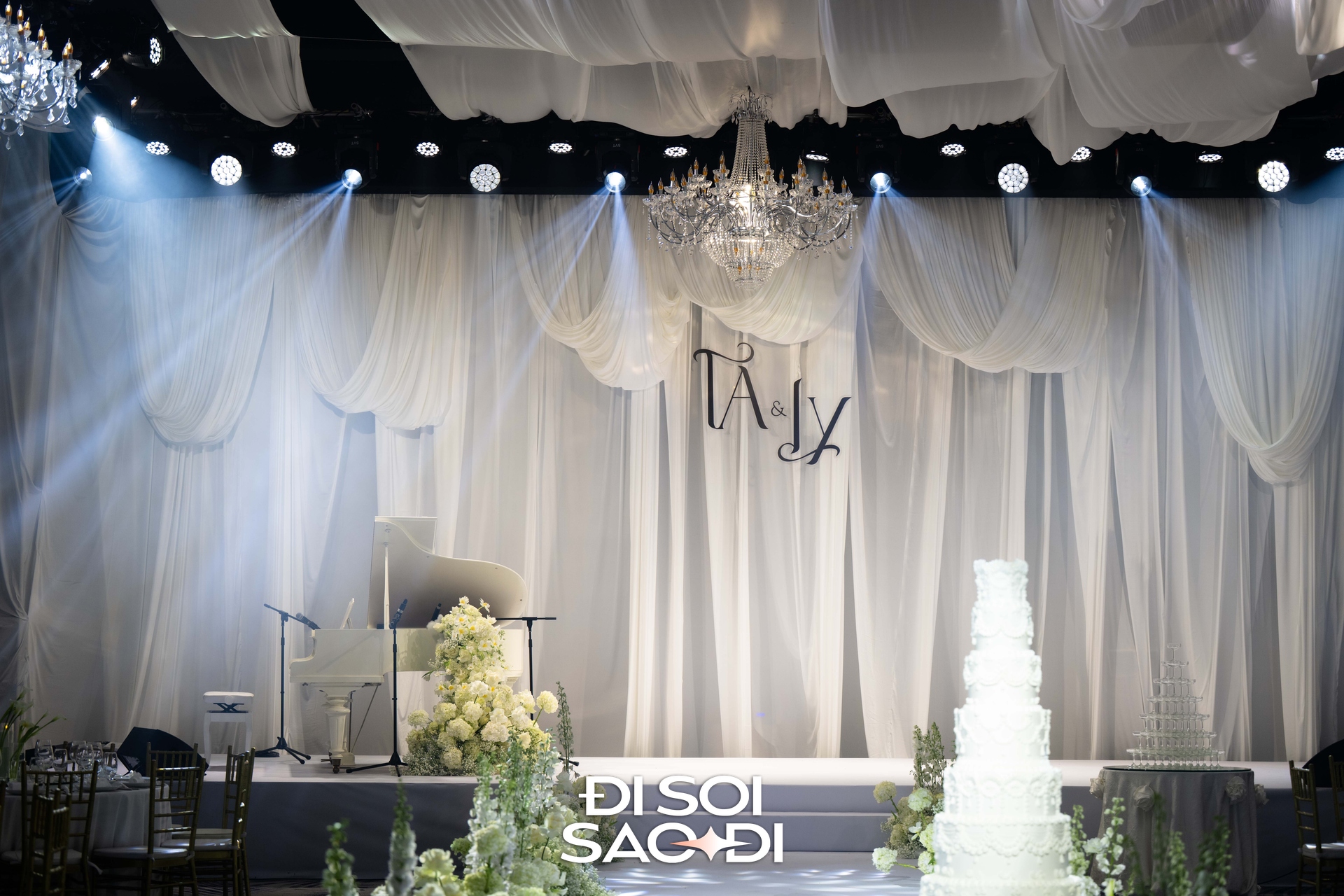 Đám cưới Hương Ly tại Hà Nội: Cô dâu che bụng lùm lùm, Hoa hậu Khánh Vân và dàn mỹ nhân đổ bộ - Ảnh 8.