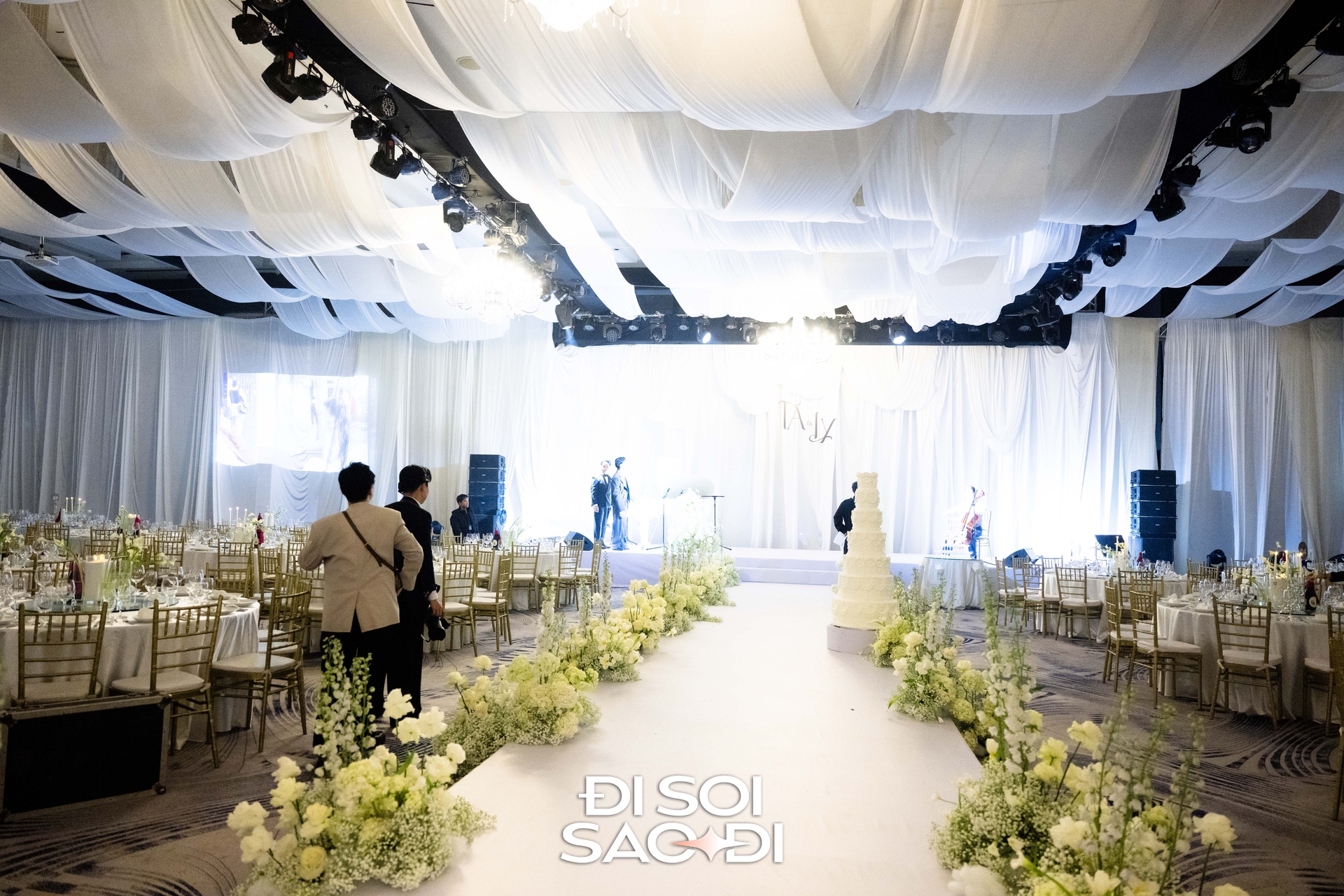 Đám cưới Hương Ly tại Hà Nội: Cô dâu che bụng lùm lùm, Hoa hậu Khánh Vân và dàn mỹ nhân đổ bộ - Ảnh 9.