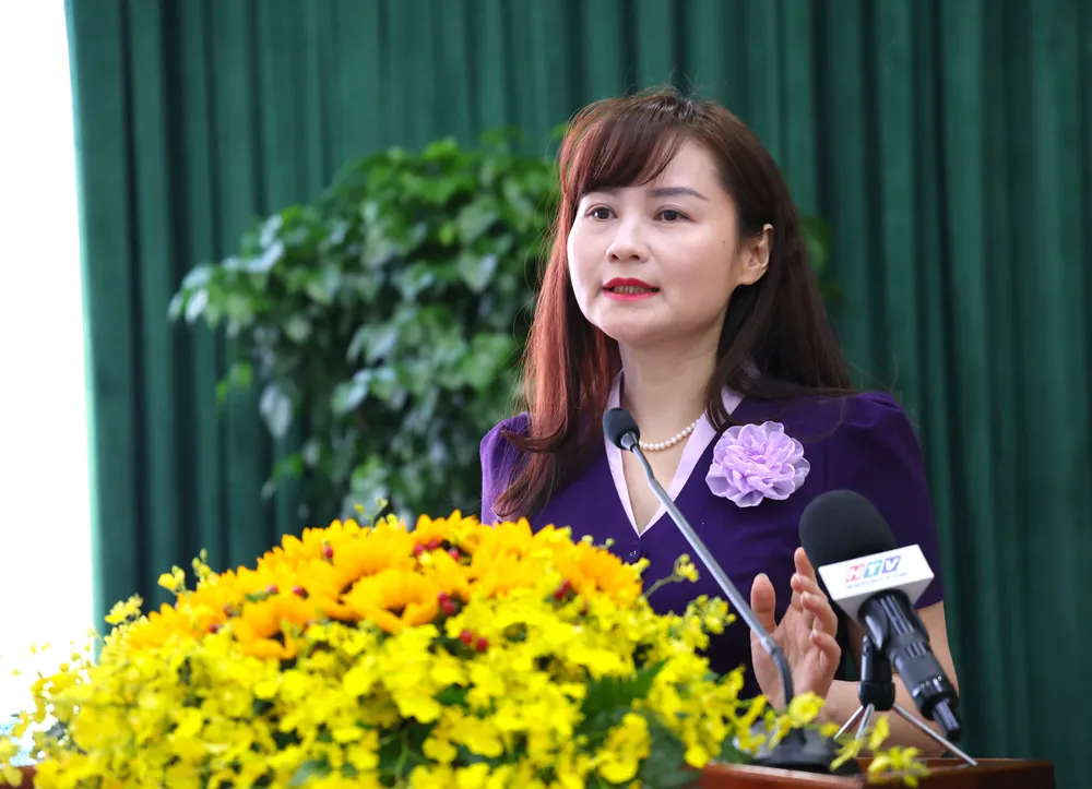 Bà Nguyễn Thị Tú Thanh, Phó Vụ trưởng Vụ Chính quyền địa phương, Bộ Nội vụ, phát biểu tại hội thảo. Ảnh: LÊ THOA chinh-quyen-hai-cap-4.JPG