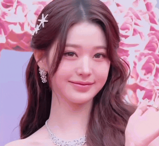 “Công chúa giá đáo” quét sạch thảm đỏ vì quá đẹp, bao nhiêu mỹ từ cũng không tả hết nhan sắc này- Ảnh 4.