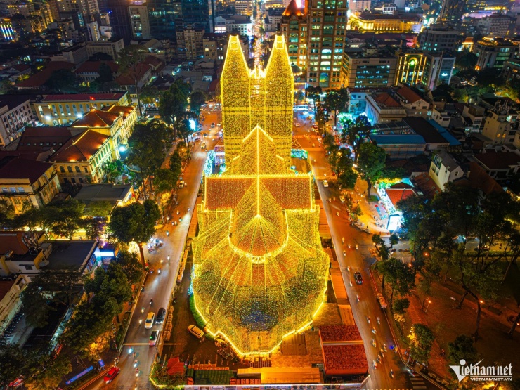 Nhà thờ Đức Bà lung linh đầu mùa Giáng sinh, hút khách đến check-in - 2