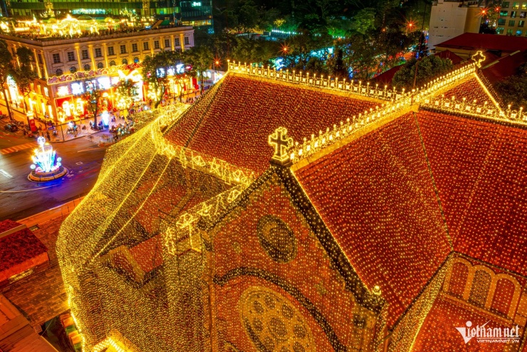 Nhà thờ Đức Bà lung linh đầu mùa Giáng sinh, hút khách đến check-in - 3