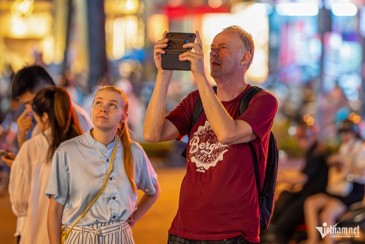 Nhà thờ Đức Bà lung linh đầu mùa Giáng sinh, hút khách đến check-in - 10