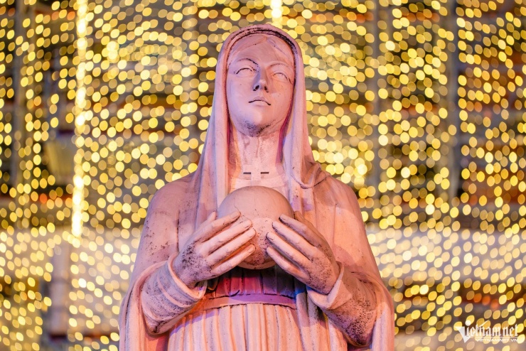 Nhà thờ Đức Bà lung linh đầu mùa Giáng sinh, hút khách đến check-in - 12