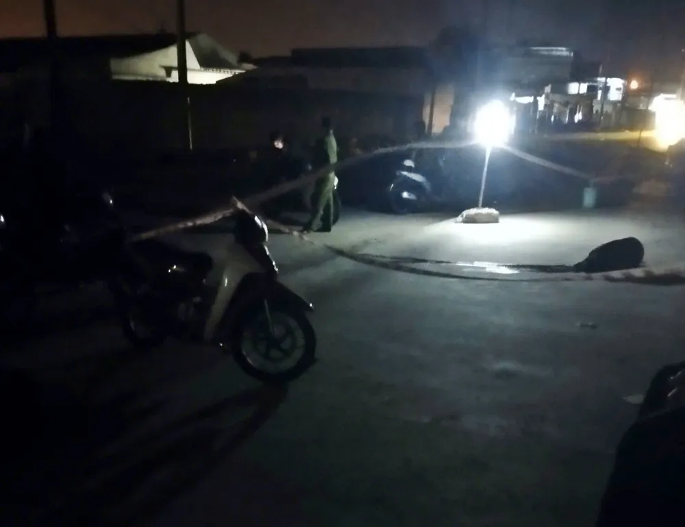 Địa điểm xảy ra án mạng không có đèn đường, không có camera, rất vắng người nên khó khăn cho công tác điều tra. Địa điểm xảy ra án mạng không có đèn đường, không có camera, rất vắng người nên khó khăn cho công tác điều tra.