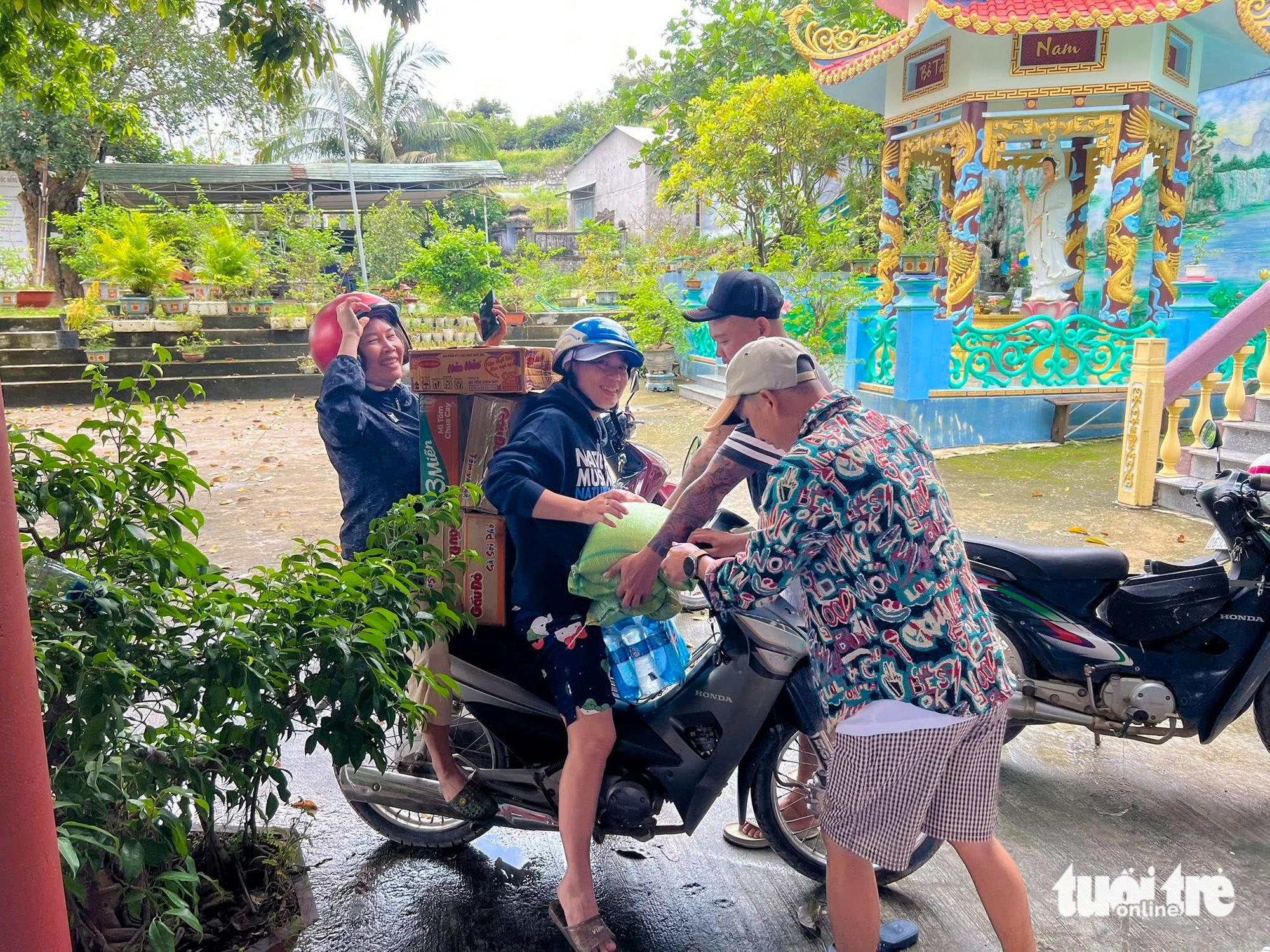 Vừa khắc phục lũ lịch sử, người Phú Yên vừa cứu trợ đồng bào Bình Thuận - Ảnh 3.