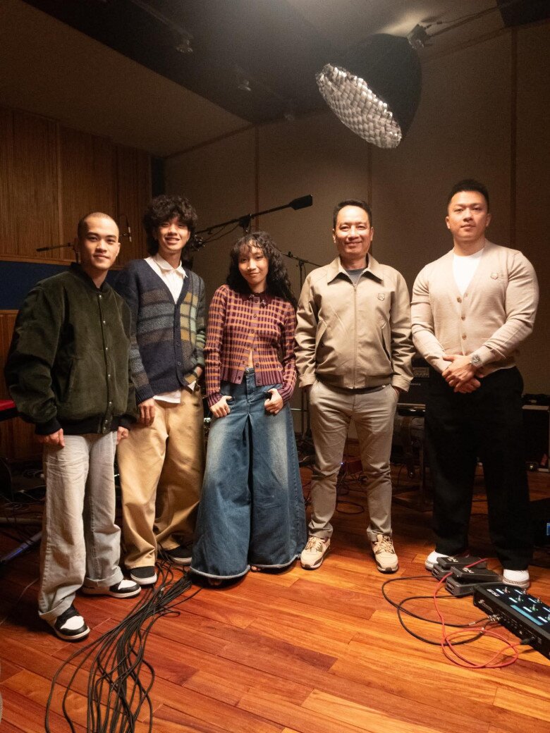 Nhạc sĩ Anh Quân khoe ảnh chụp chung với con rể tương lai.