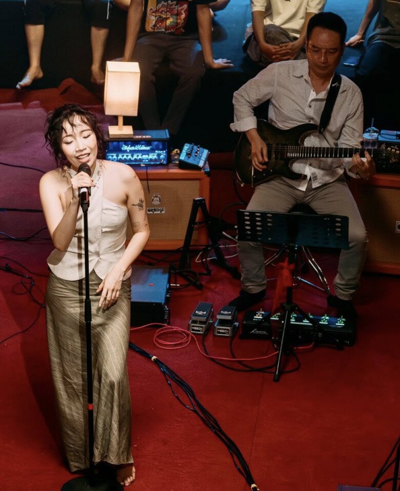 Nhạc sĩ Anh Quân thường xuyên đệm nhạc cho con gái biểu diễn.