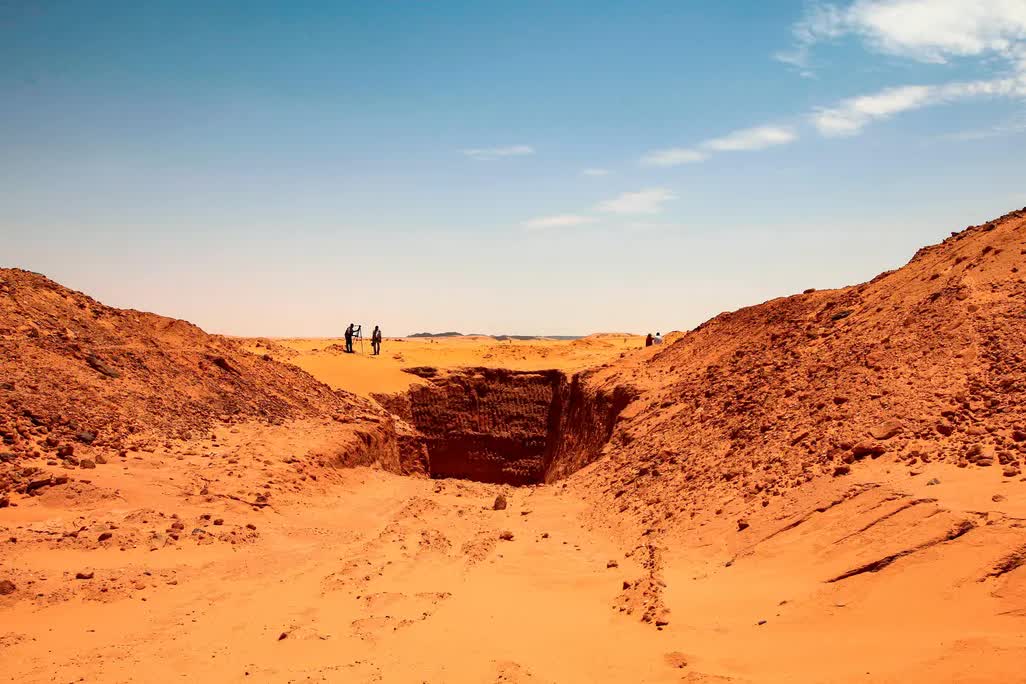 Nguồn vàng dự trữ của cả 1 quốc gia chôn ở sa mạc biến mất, ai giữ bí mật đều lần lượt qua đời: Kho báu đang ở đâu?- Ảnh 2.