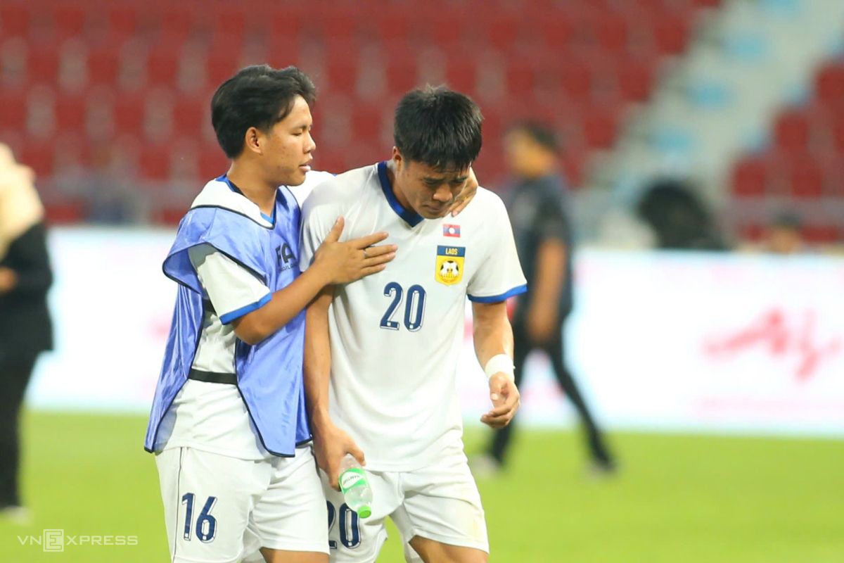 Cầu thủ Lào Okham Latsachak (số 20) khóc sau trận thua Malaysia. Ảnh: Đức Đồng